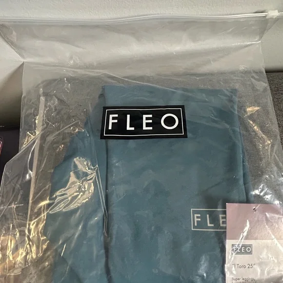 Fleo El Toro 25’ Teal Leggings NWT - Picture 6 of 6
